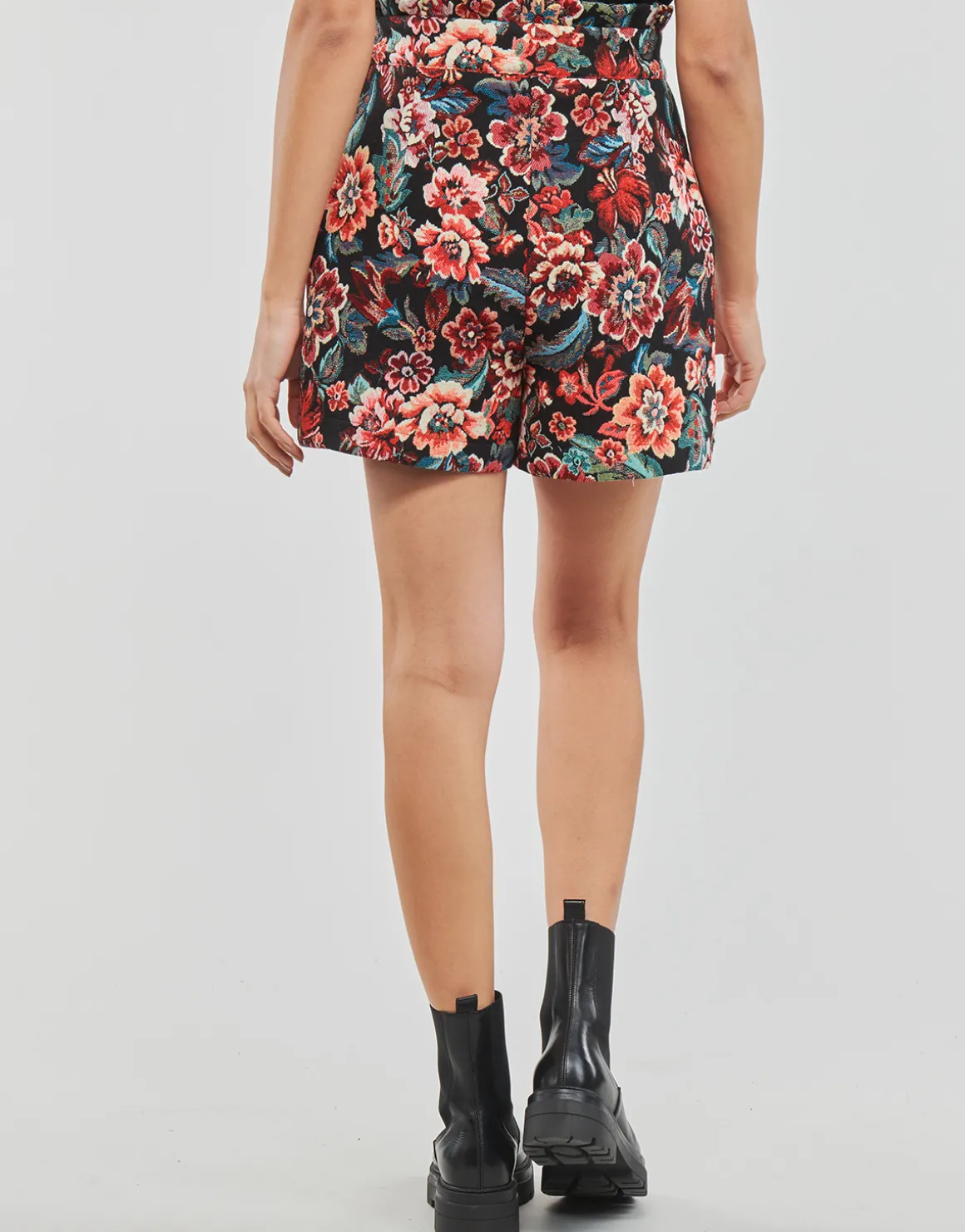 Betty London - LAUREN