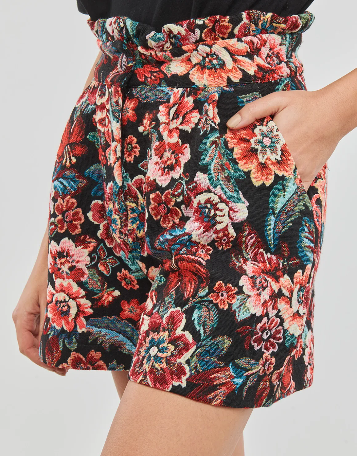 Betty London - LAUREN